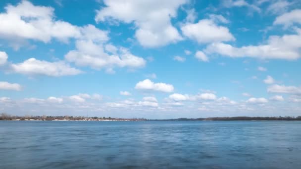 Moln och floden landskap.4k (4986 x 2304) tid förflutit utan fåglar, Raw utgång — Stockvideo