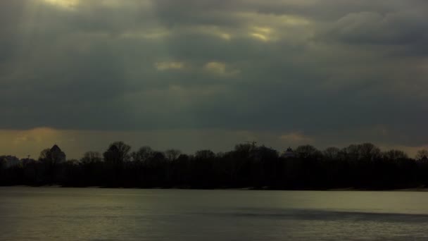 Abend Fluss mit Wolken .4k (4096x2304) Zeitraffer ohne Vögel, Rohertrag — Stockvideo