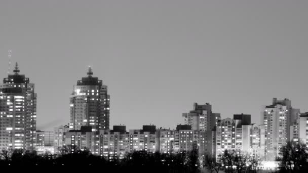 Edificios nocturnos de la ciudad con ventanas parpadeantes.Blanco y negro .4K (4096x2304) Vueltas de tiempo, salida RAW — Vídeos de Stock