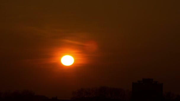 Ηλιοβασίλεμα στα κτίρια της πόλης.4k (4096 x 2304) πάροδο του χρόνου χωρίς πουλιά, Raw εξόδου — Αρχείο Βίντεο