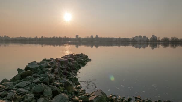 Puesta de sol sobre el costo del río.4K (4096x2304) Caducidad de tiempo sin aves, salida RAW — Vídeo de stock