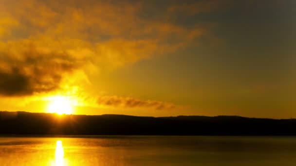 4k.Meer oder See morgens Sonnenaufgangszeit. Zeitraffer ohne Vögel. Rohertrag — Stockvideo