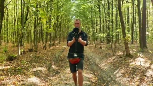 4 k. człowiek strzela jesień drewna z stały aparat. Steady shot — Wideo stockowe