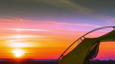  Turist takım. Çadır ve gündoğumu 4k. Zaman atlamalı. Çıkışı, kuşlar ham.