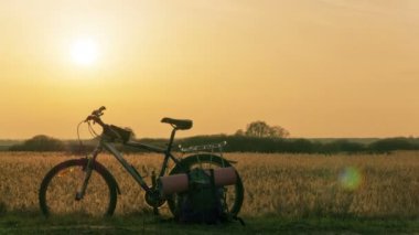  Bisiklet ve günbatımı 4k odak yaklaşımı ile. Zaman atlamalı. Çıkışı, kuşlar ham.