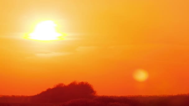 Belo pôr-do-sol paisagem noite em 4K. Produção bruta, sem aves — Vídeo de Stock