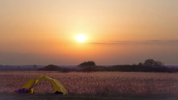 Hermoso atardecer con tienda turística 4K. El lapso de tiempo. sin aves . — Vídeo de stock