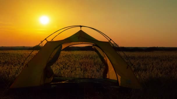 Toeristische tent tegen zonsondergang 4k. Time-lapse. RAW uitgang, zonder vogels — Stockvideo