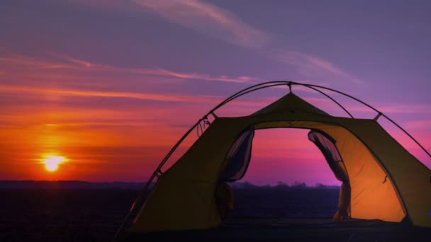 観光チーム。赤い日の出が 4 k でテント。時間の経過。Raw 出力、鳥なし. — ストック動画
