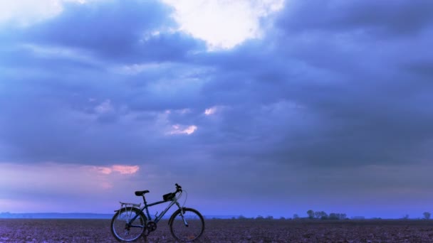 4k σε τουριστική ομάδα. Ποδήλατο και τα σύννεφα. Πάροδο του χρόνου. — Αρχείο Βίντεο