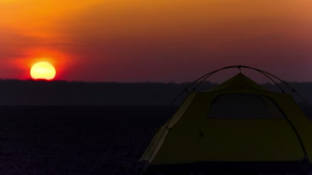 4k. Piękne słońce i turystyczny namiot. Upływ czasu. Bez ptaków. — Wideo stockowe