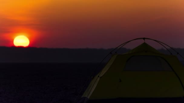 4kl zonsopgang en toeristische tent. Time-lapse. Zonder vogels. Focus wijzigen — Stockvideo