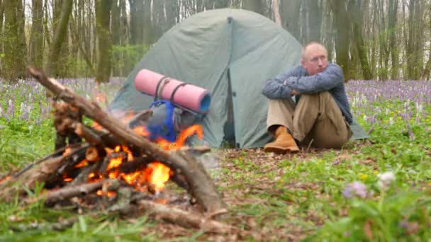 4K.Adulte touriste près de feu de camp et tente en bois . — Video