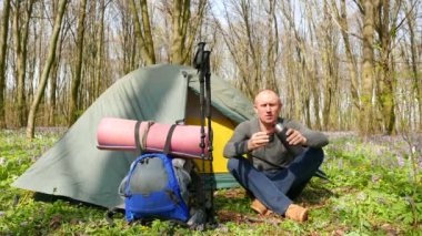  4k. Adam turist backpacker güneşli gün ormanda çay saati var.