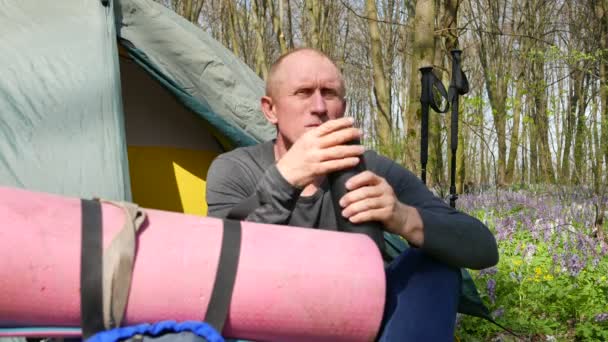 4k. Ο άνθρωπος backpacker τουριστικά σε ξύλο πίνουν τσάι, καφές από θερμός. Κοντινό πλάνο — Αρχείο Βίντεο