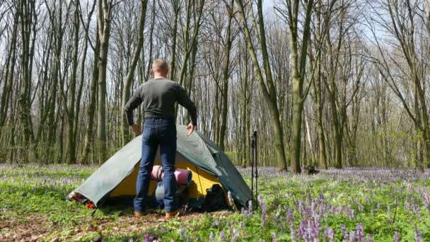 4k. Man turist backpacker har i meditation, händer upp. — Stockvideo