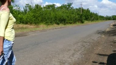  4 k. olgun yetişkin kadın yolda bavulu durdurma araba ile. Otostop takım.