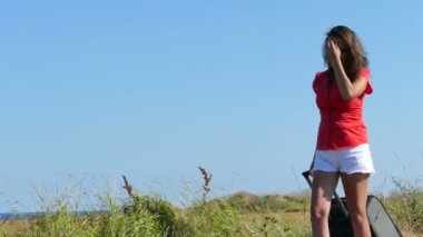   4 k. yetişkin kadın çanta ile gitmek, yolu üzerinde çevirmek ile vurdu