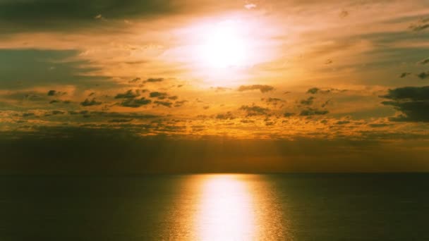 4k. Море ранкового сходу сонця з відбиттям сонячної дороги. Тімелапс без птахів . — стокове відео