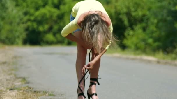 4 k.炎热的夏天，美丽性感的女人穿上时装鞋路上 — 图库视频影像