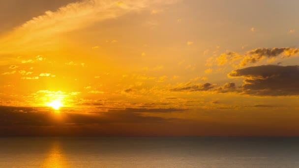  4k.Mer ou océan nature lever de soleil. Temps écoulé sans oiseaux .