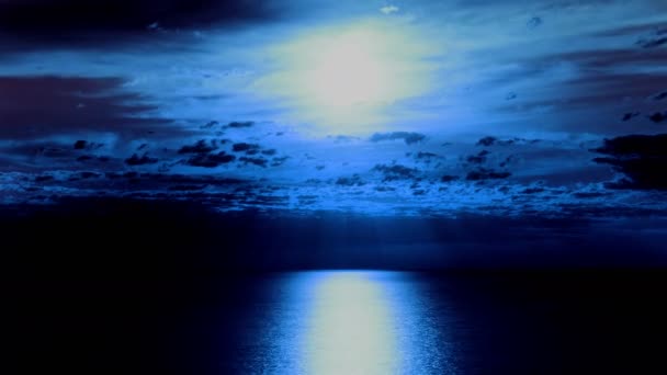 4k.Lune et nuages avec réflexion de la route lunaire sur la surface de la mer. Timelapse sans oiseaux . — Video