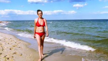 4 k. deniz plaj üzerinde kırmızı mayo içinde ince kadın olgun
