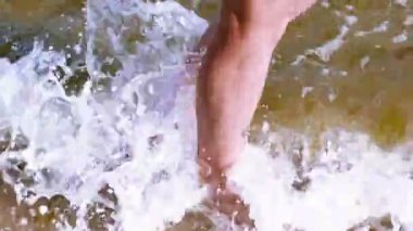 köpük dalgalar deniz plaj 4 k. kadın bacakları devam