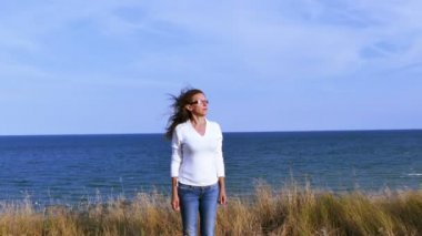 4 k. yetişkin kadın deniz yüzeyi karşı rüzgarlı gün meditasyon.