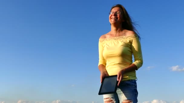 4K.Brillante emoción de la mujer madura armoniosa con el cielo tableta — Vídeo de stock