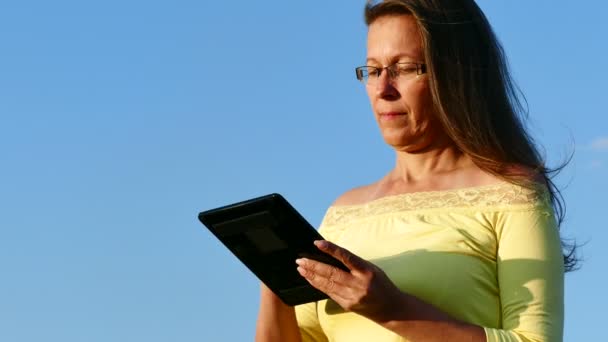 4K. maduro harmonous serios mulher com tablet — Vídeo de Stock