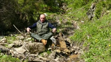 4k. Güzel dağ dere yakınındaki gün meditasyon. Yetişkin adam