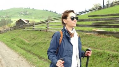  dağ köyünde 4 k. çekici kız uzun yürüyüşe çıkan kimse turist sırt çantası ile artar