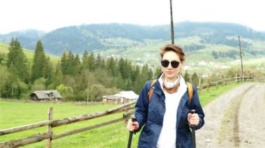  dağ köyünde 4 k. çekici kız uzun yürüyüşe çıkan kimse turist sırt çantası ile artar