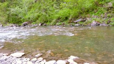  4 k. küçük dağ nehir şelale ile. Panorama