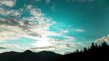 4k. Dağ bulutlar günbatımı. Zaman atlamalı kuşlar olmadan ham çıktı