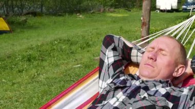4 k. yetişkin adam Gezgin karavan ve çadır var dinlenme hamakta 