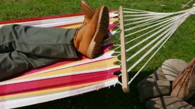  4 k. ayaklar sarı ama yok insanın sallamak hamakta. Üstten Görünüm