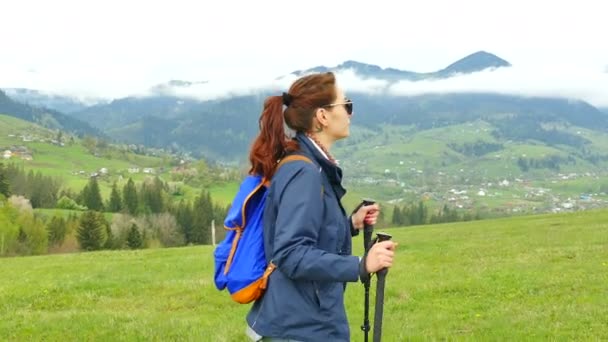 4K. Attraente turista escursionista ragazza sale in montagna — Video Stock
