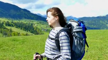  4 k. genç kız turist fiyatı ile uzun dağ tepelerde duymak. 