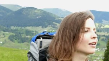 genç kız turistik dağ Hills 4 k. gülen yüzü. 