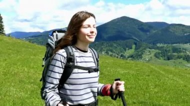  4 k. genç çekici kız turist ile uzun dağ tepelerde duydum. Sürekli çekim