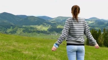  4 k. genç kız turist eller yukarı yükseltir, hayat dağ Hills sahiptir. Sürekli çekim