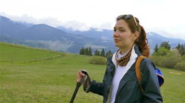  4k. Güzel kız turizm uzun yürüyüşe çıkan kimse tatilde dağ Hills. Steadicam atış