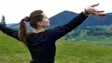  4 k. genç kız meditasyon yükseltir eller yukarı hayat dağ Hills var. Sürekli çekim