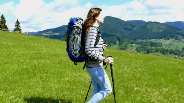 4 k.年轻女孩旅游徒步旅行者长听到山丘陵。稳固射击 — 图库视频影像