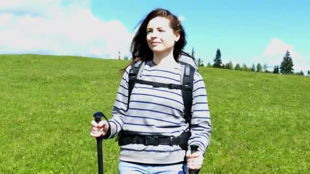 4 k.年轻女孩旅游徒步旅行者长听到山丘陵。稳固射击 — 图库视频影像