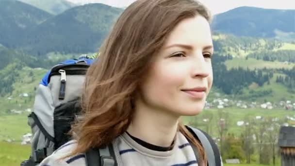 4 k. twarz atrakcyjna dziewczyna turystycznych górskich wzgórzach. Steady shot — Wideo stockowe