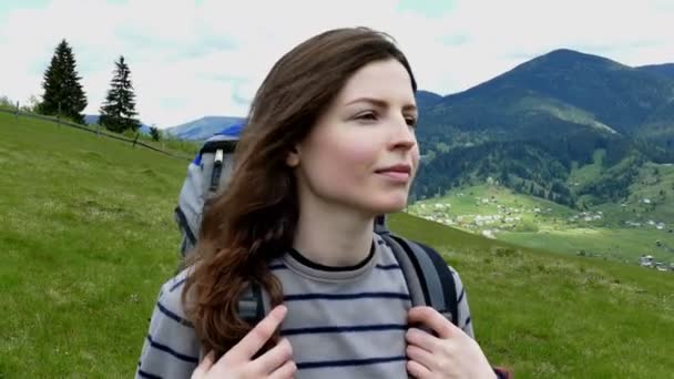 4K. Giovane turista ragazza con lungo sentire in colline di montagna. Colpo costante — Video Stock