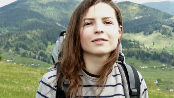 4 k. gezicht van aantrekkelijk meisje toeristische in de heuvels van de berg. Steady shot — Stockvideo